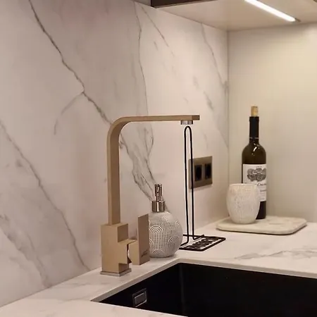 Marbel - Designer Retreat With Free Parking Apartament *