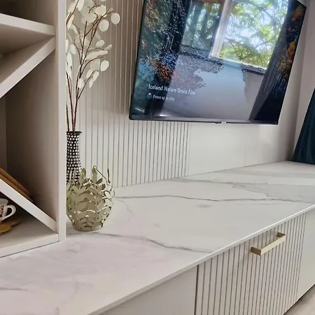 Marbel - Designer Retreat With Free Parking Apartament