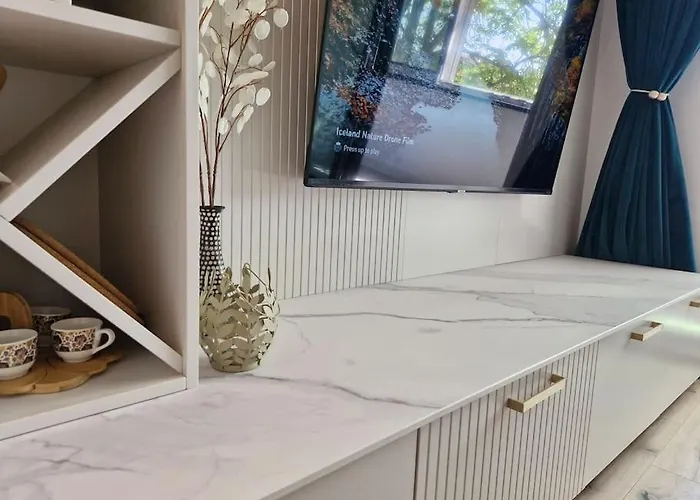 Marbel - Designer Retreat With Free Parking Apartament