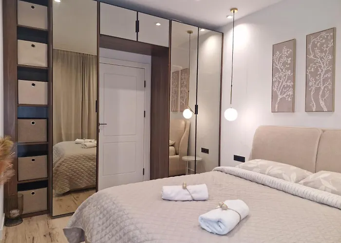 Apartament Marbel - Designer Retreat With Free Parking
