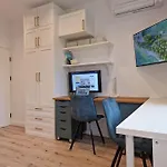 Marbel - Designer Retreat With Free Parking Apartament