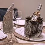 Apartament Marbel - Designer Retreat With Free Parking