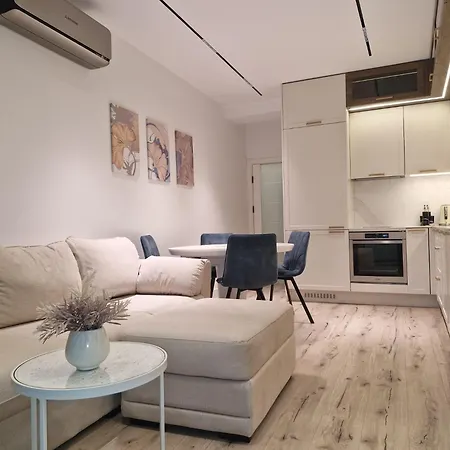 Marbél - Designer Retreat With Free Parking
