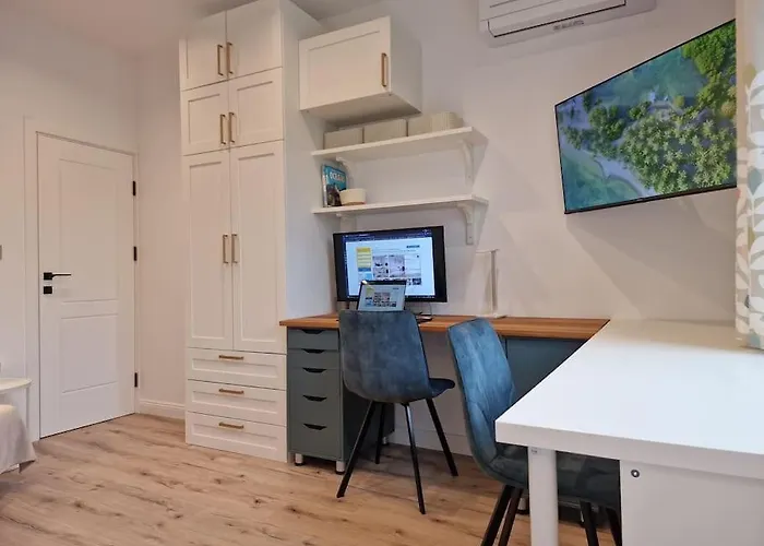 Marbel - Designer Retreat With Free Parking Apartament