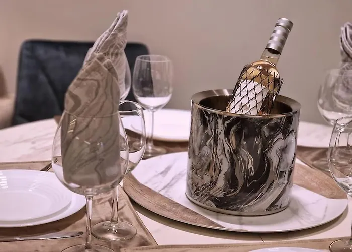 Apartament Marbel - Designer Retreat With Free Parking